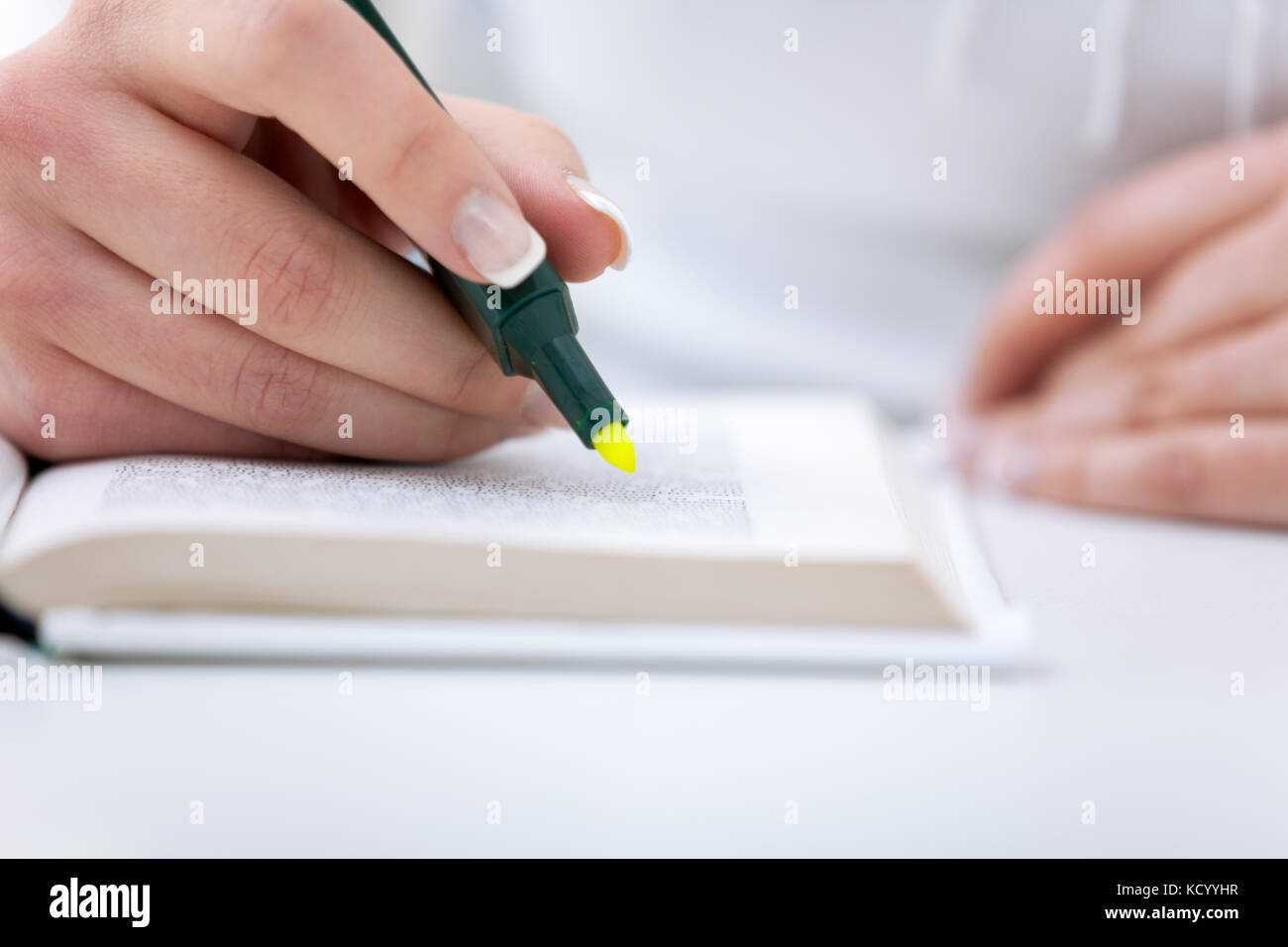 Schreiben, Hand, die mit einem Textmarker auf Papier schreibt Stockfoto