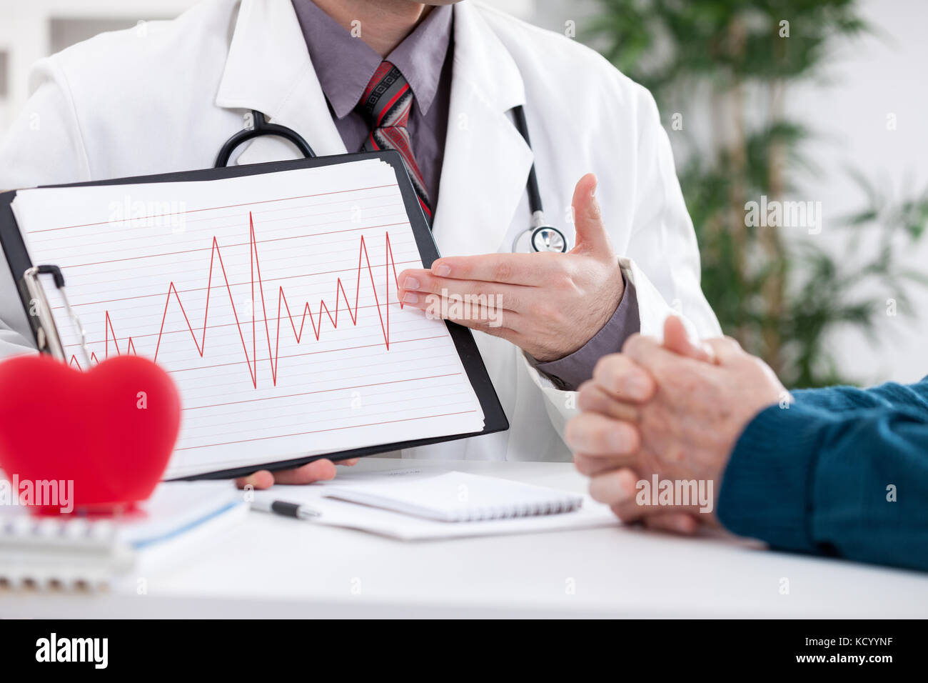 Kardiologe seinen Patienten ekg Ergebnisse zeigen Stockfoto