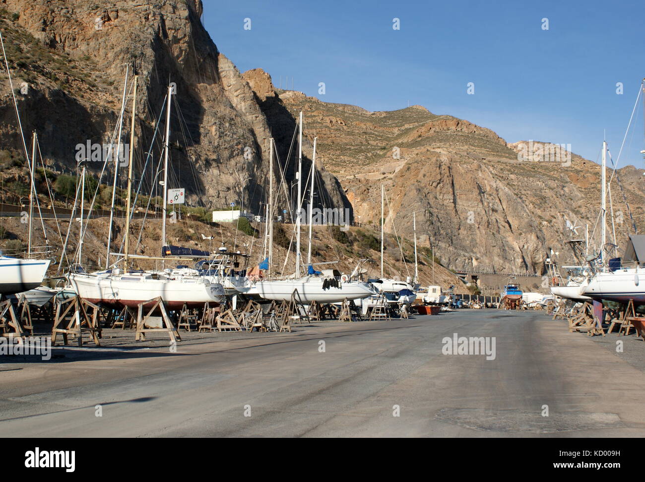 Blick auf die Boote im Yachthafen werft Aguadulce Stockfoto