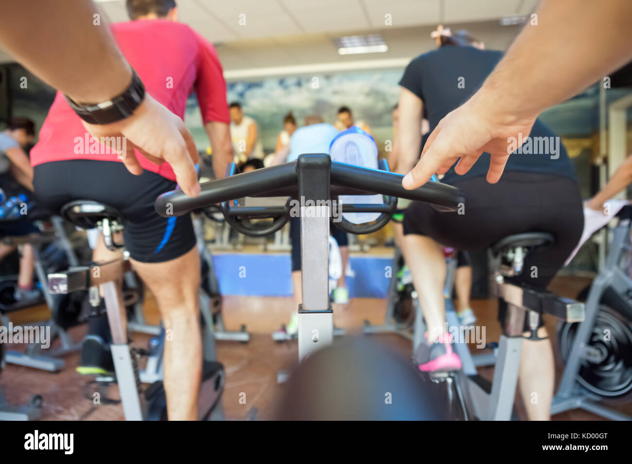Gruppe von Leuten auf den Heimtrainer, Spinning Klasse Stockfoto