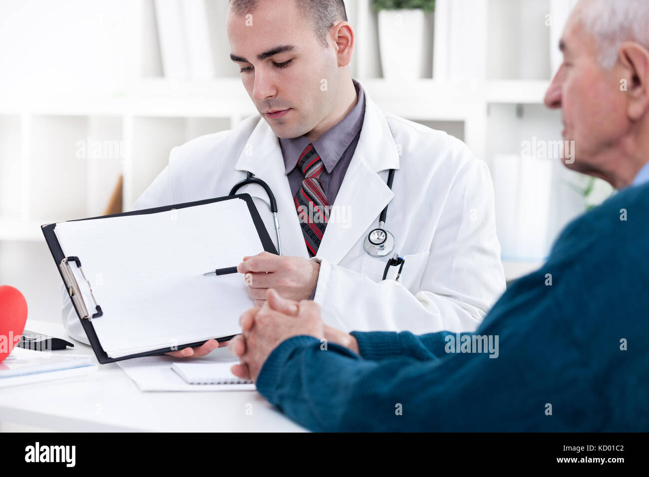 Kardiologe erklärt seinen Patienten ekg Ergebnisse Stockfoto