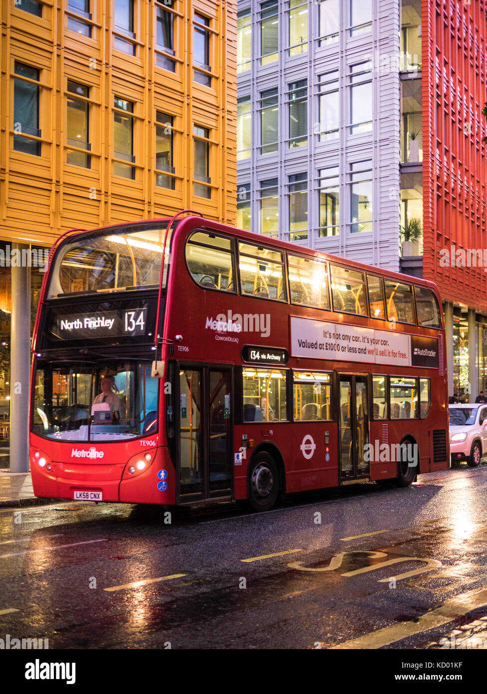 London Bus vor der bunten Die zentrale St Giles Gebäude in London, Großbritannien. Nacht erschossen. Der Architekt Renzo Piano eröffnet 2010 Stockfoto