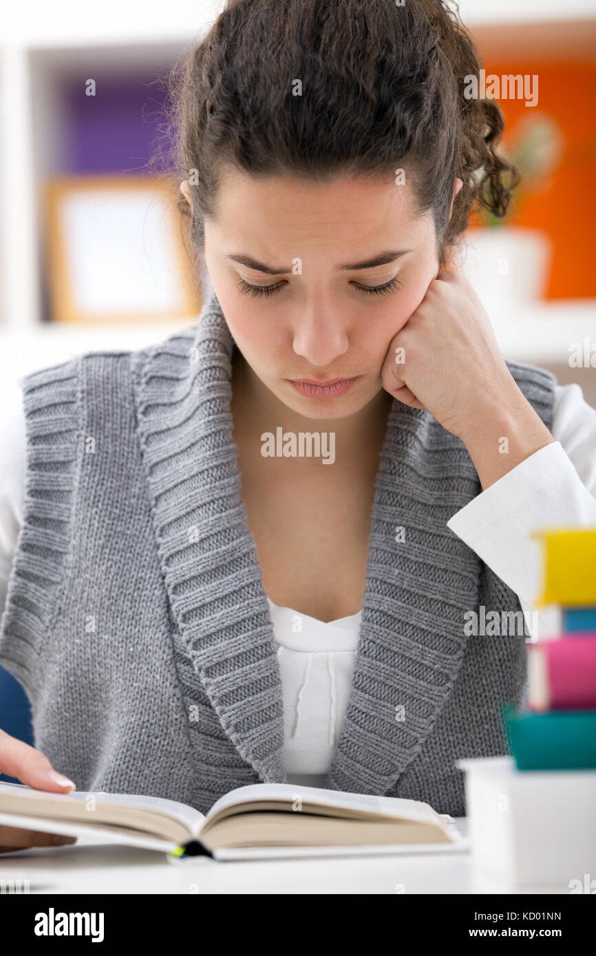 Erschöpft Schüler Mädchen lesen Buch Stockfoto