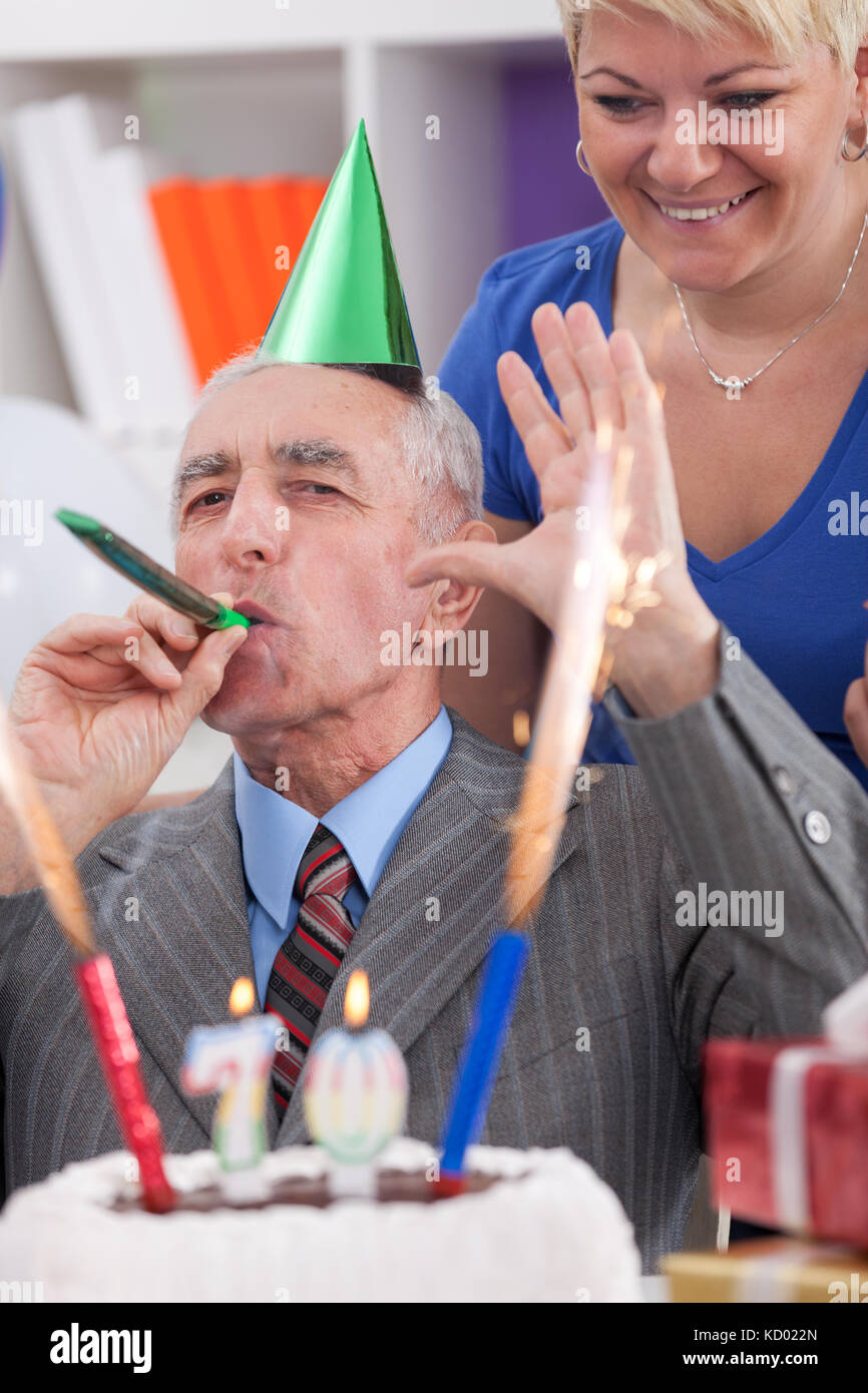 Gerne älterer Mann seinen 70. Geburtstag Stockfoto