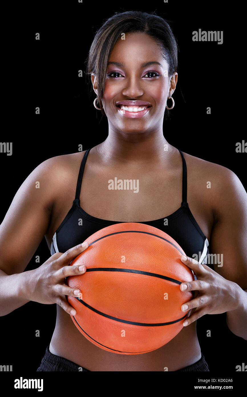 Portrait von lächelnden afro-amerikanische Frau mit Basketball Stockfoto