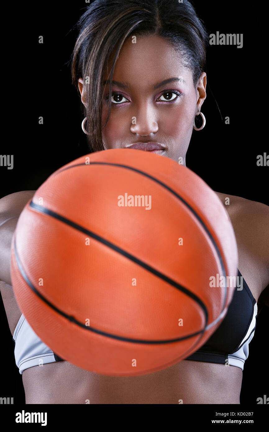 Portrait von afro-amerikanischen Frau mit Basketball Stockfoto