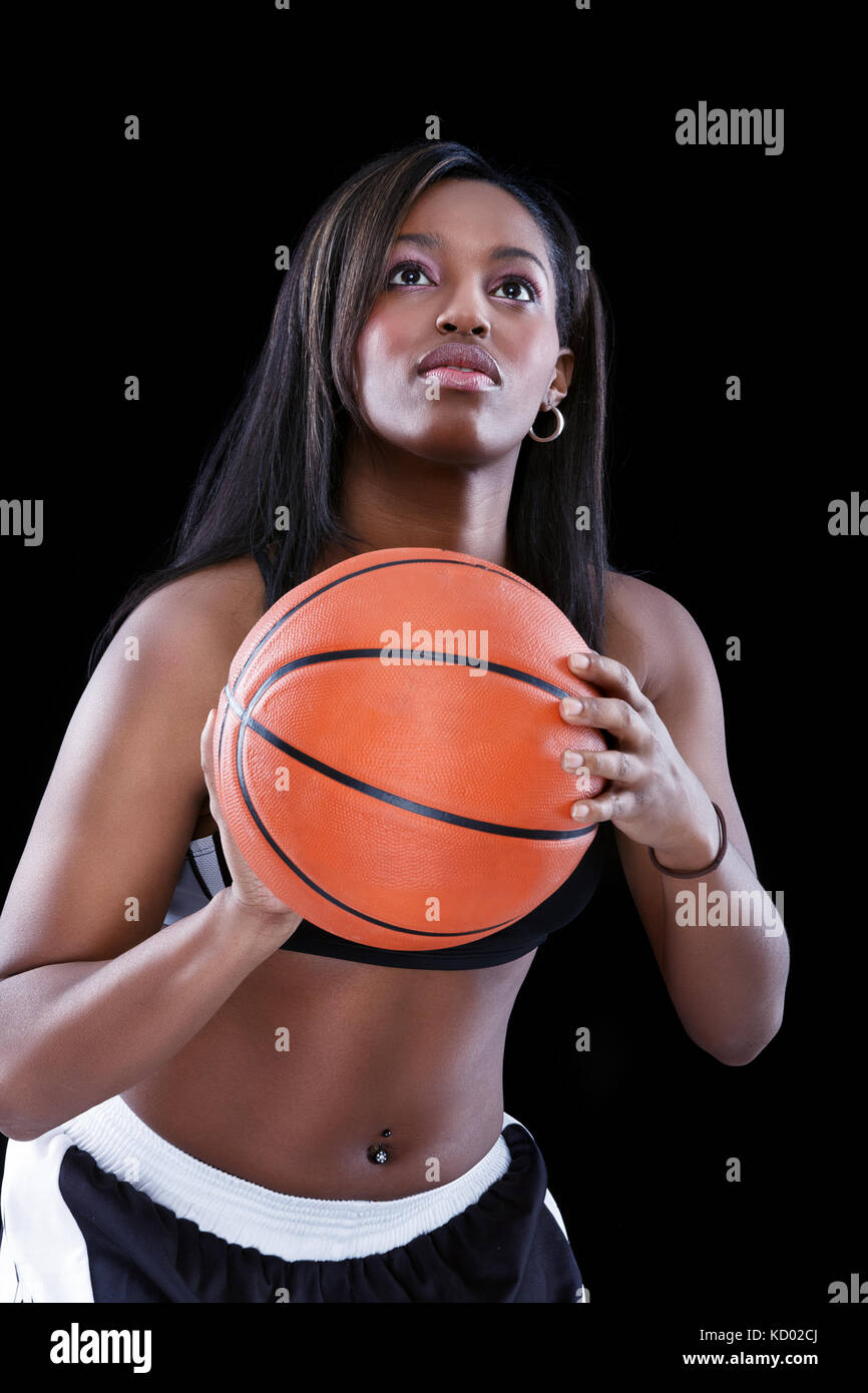 Portrait einer afrikanische amerikanische Frau Basketball Spieler spielt auf schwarzem Hintergrund Stockfoto