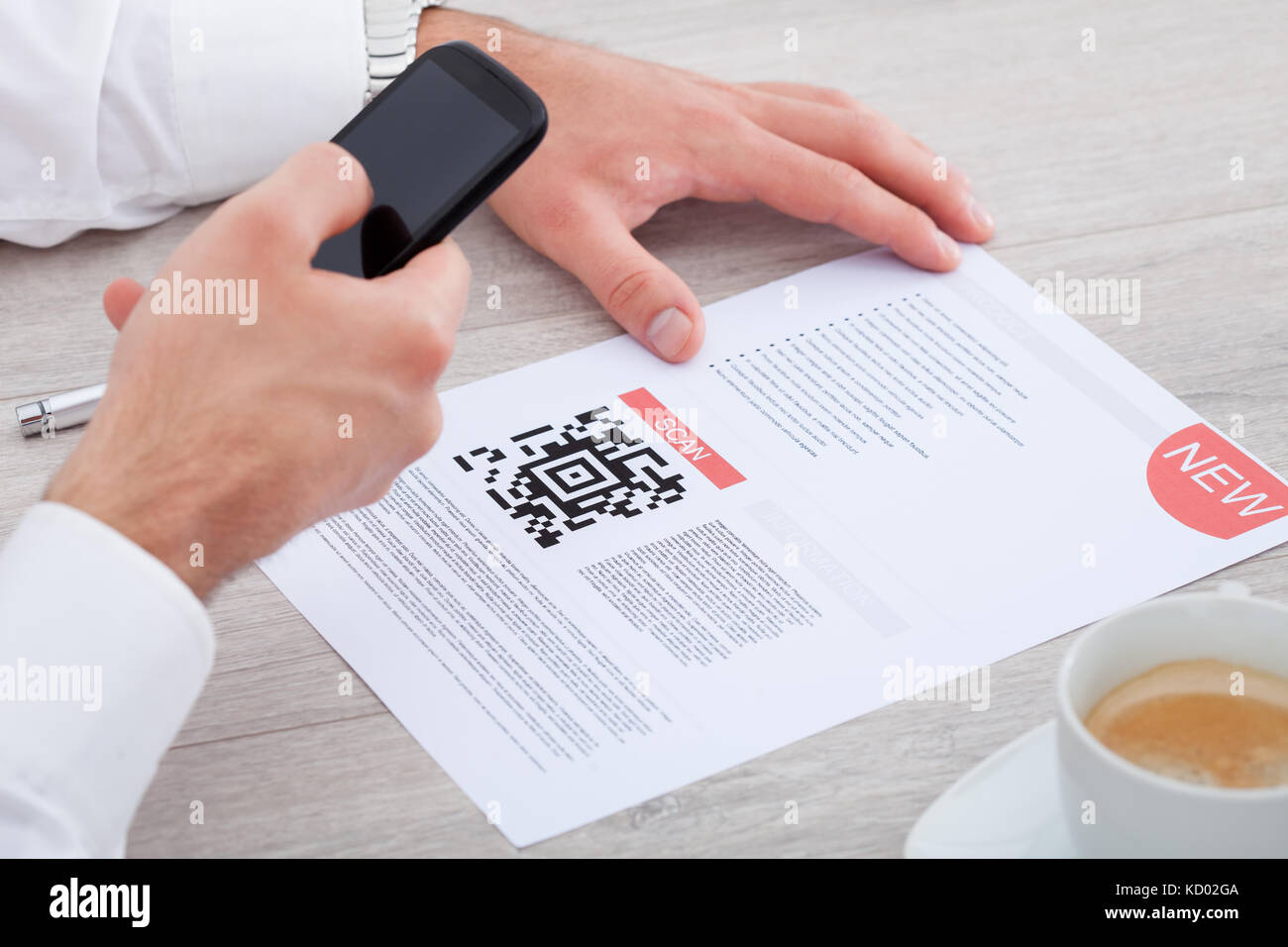 Nahaufnahme einer Hand, die mobile Barcode scannen Stockfoto