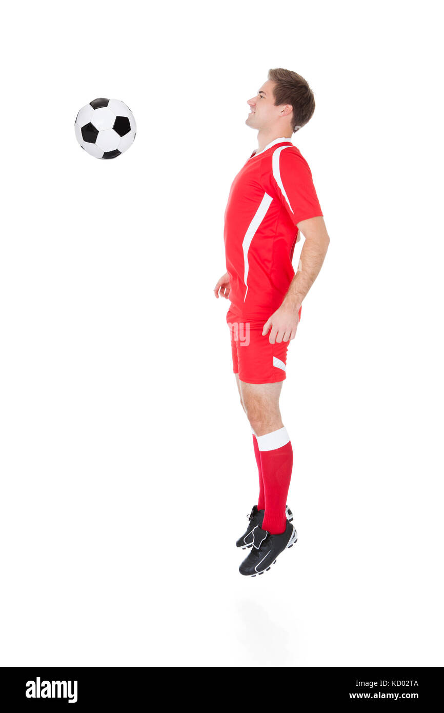 Fußball-Spieler Fußball mit seiner Brust schlagen Stockfoto