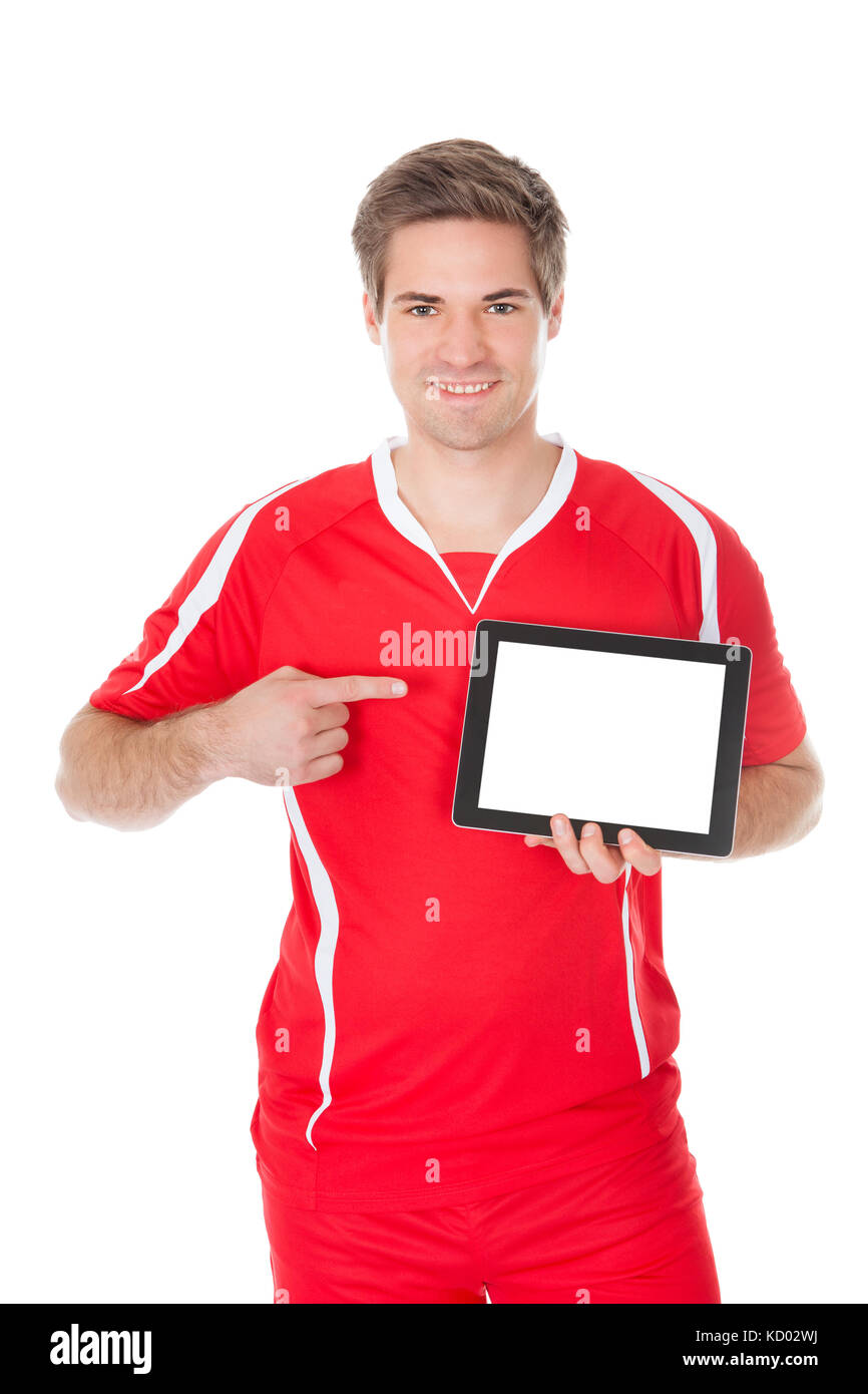 Porträt eines Fußballspielers, der ein Tablet präsentiert Stockfoto