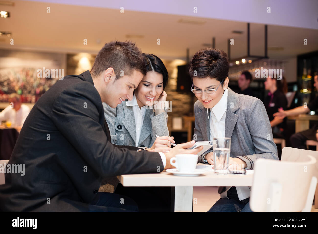 Geschäftsleute in Freizeit gemeinsam im Cafe Stockfoto