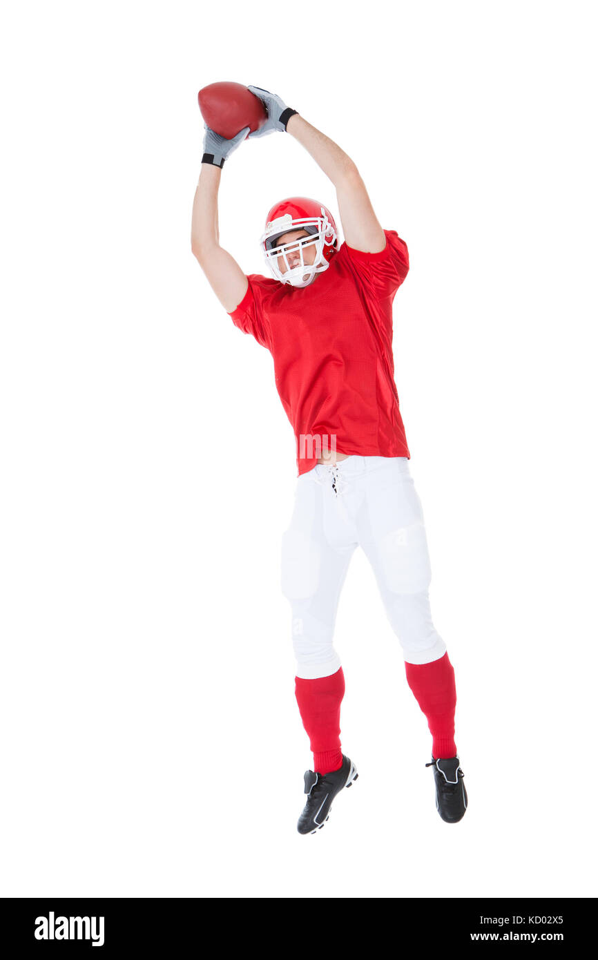 American Footballspieler fangen Ball auf weißem Hintergrund Stockfoto