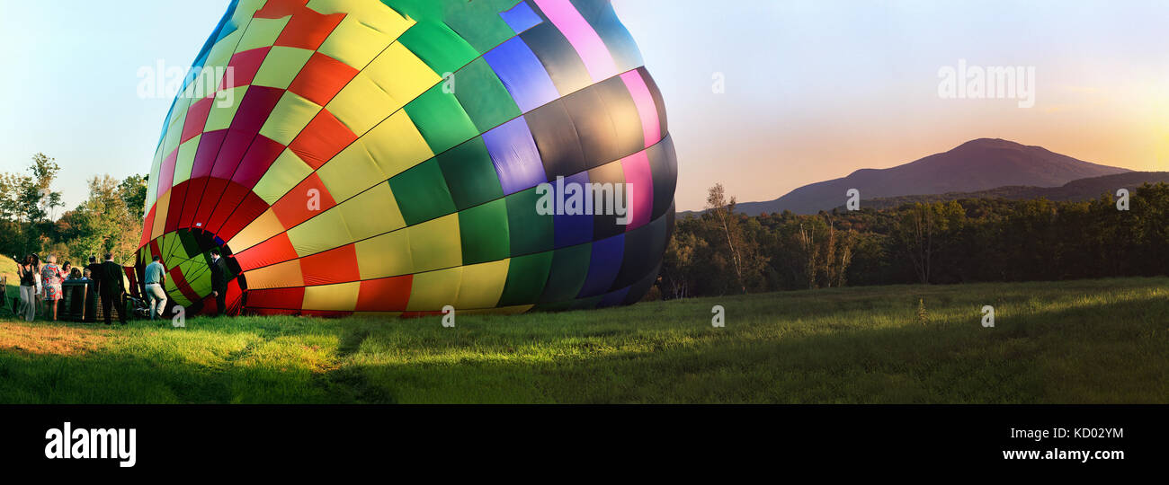 Hot Air Balloon für einen Flug in Vermont, USA aufgeblasen. Stockfoto