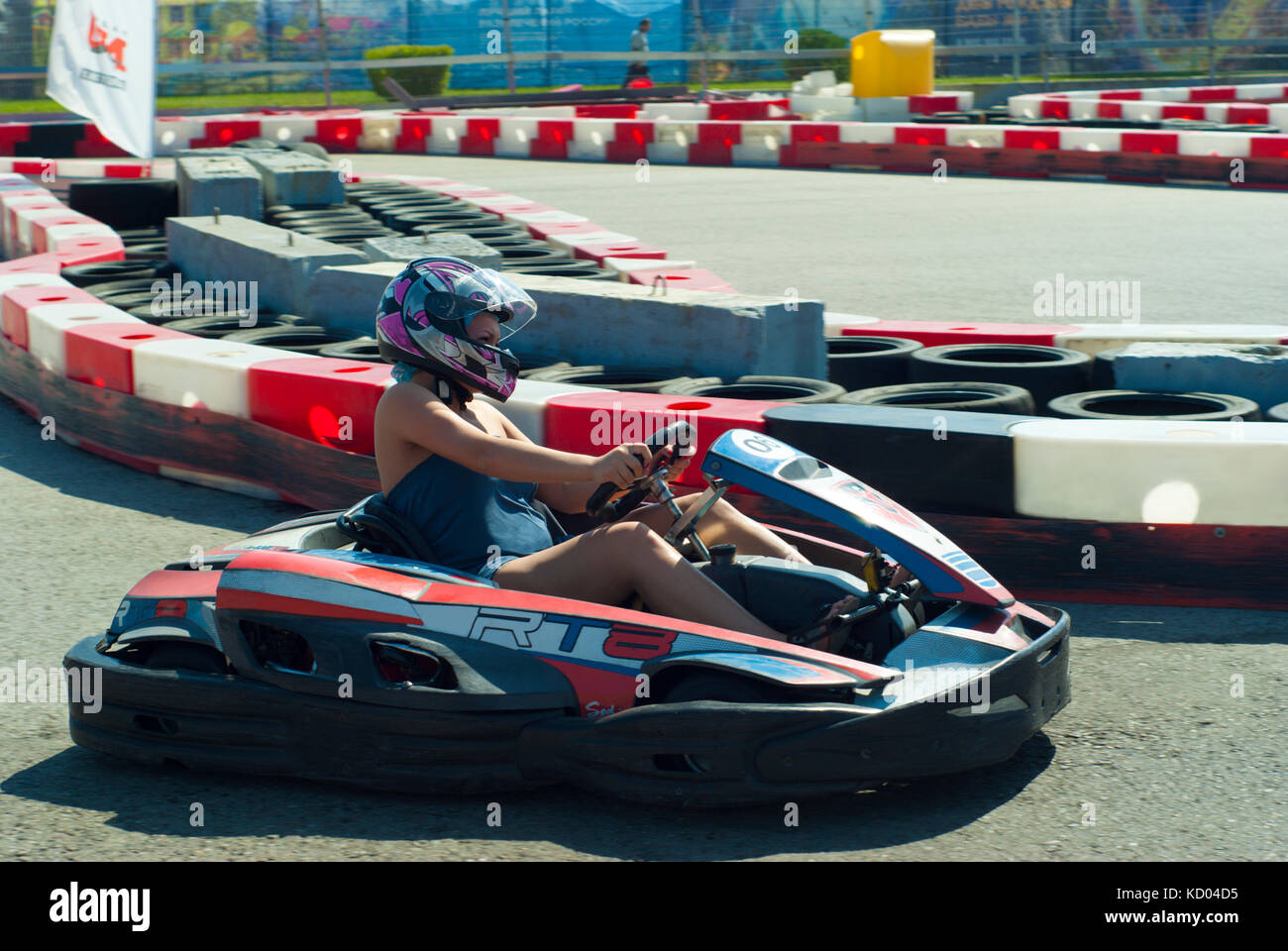 Russland, Sotschi - 20. September 2017. Amateur Girl in einer lila Helm racing in einem gemieteten Kart auf einer ausgestattet, Anschluss Stockfoto