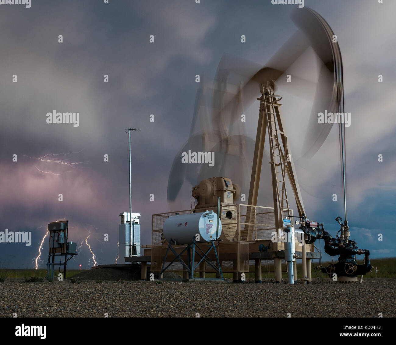 Pumpjack während des Gewitters in Rocky View County, Alberta Stockfoto
