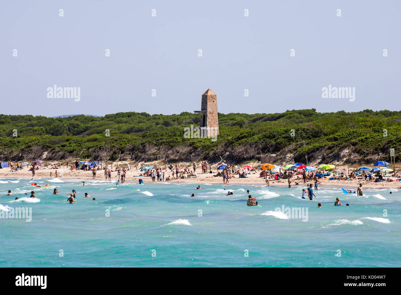 Alcudia Pins Turm und touristische Schwimmen in Playa de Muro, nördlichen Teil der Insel Mallorca Stockfoto