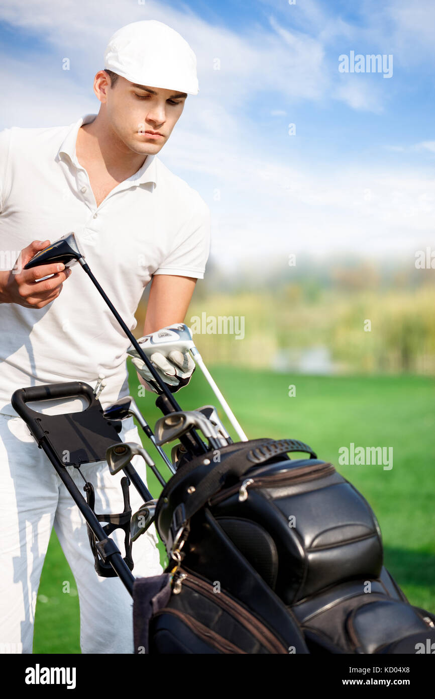 Junge Golfspieler auf Golf Course mit Golf Bag Stockfoto