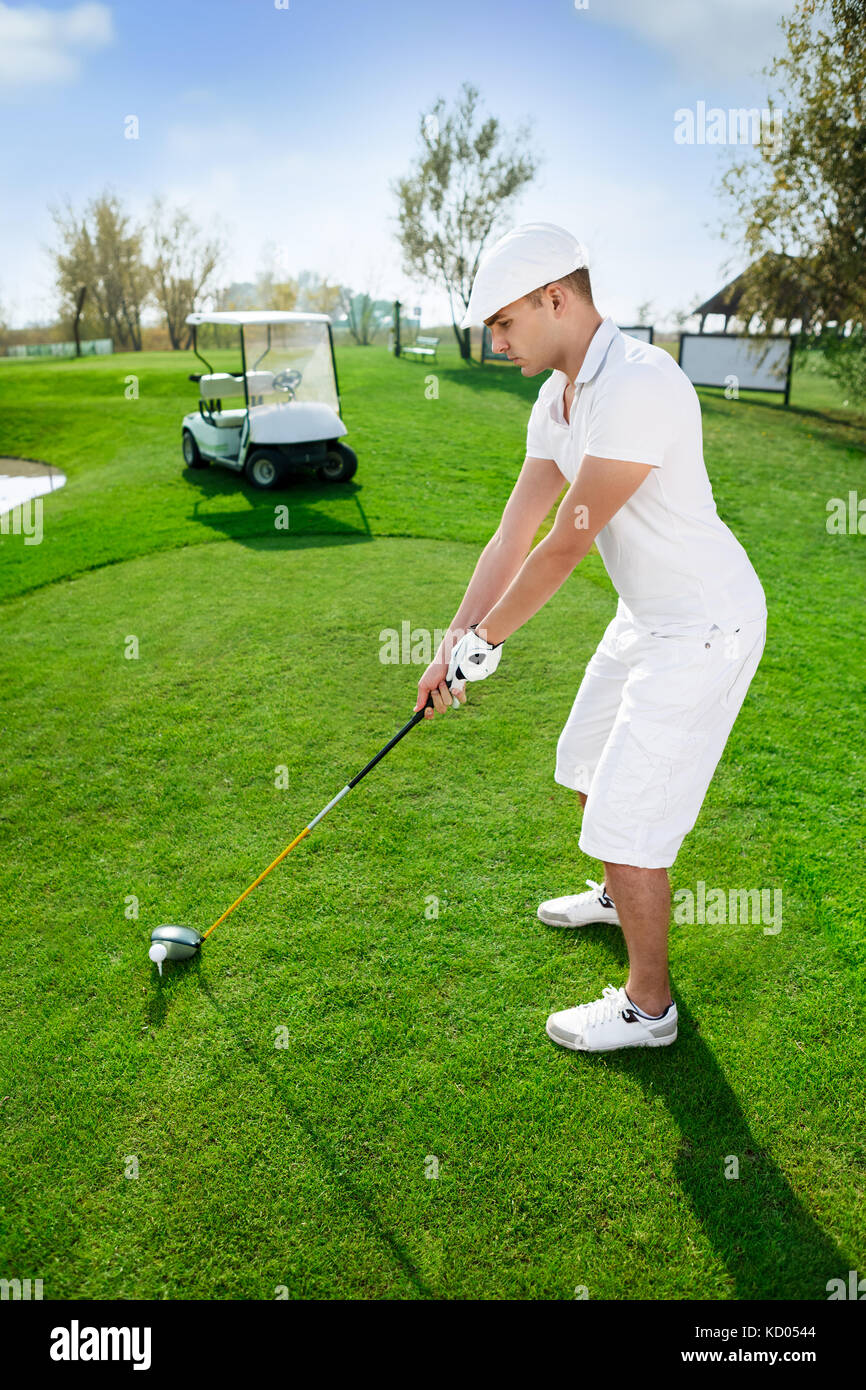 Golf Mann player Putting Grün Loch Golf ball Stockfoto