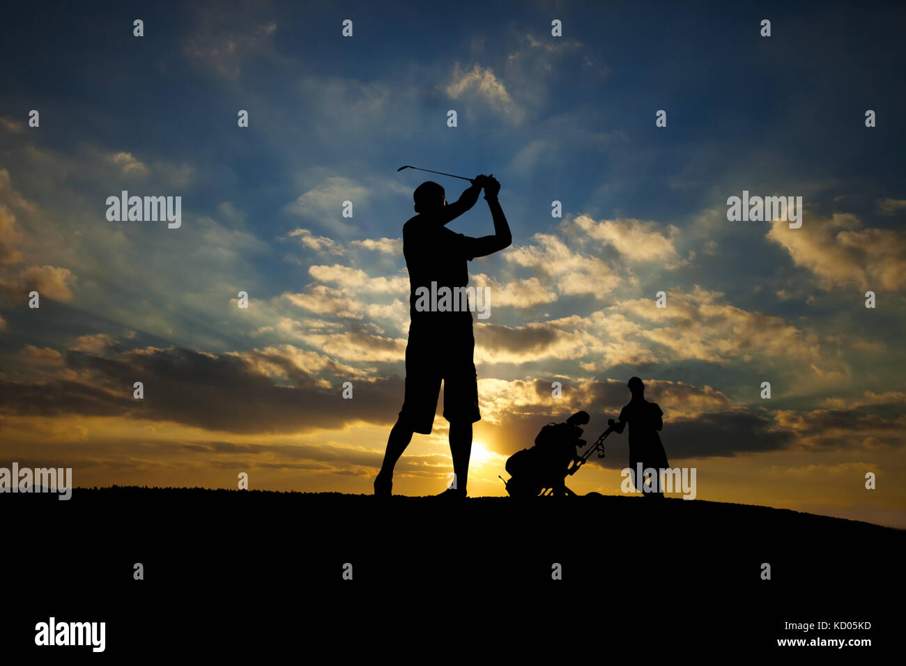 Männlicher Golfspieler Golf spielen bei Sonnenuntergang Stockfoto
