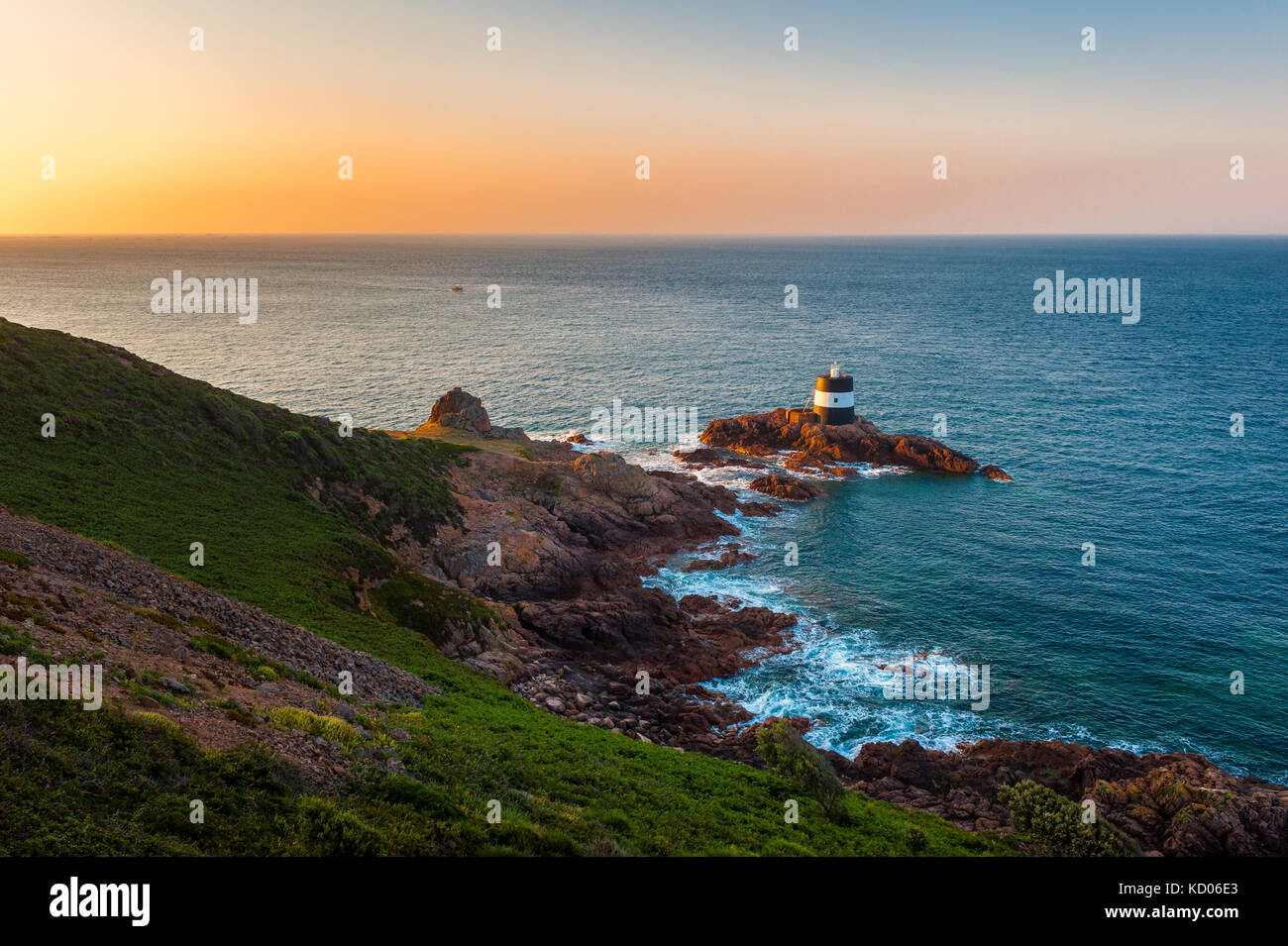 Leuchtturm von Saint Brelade, Jersey, Channel Islands, Großbritannien bei Sonnenaufgang Stockfoto