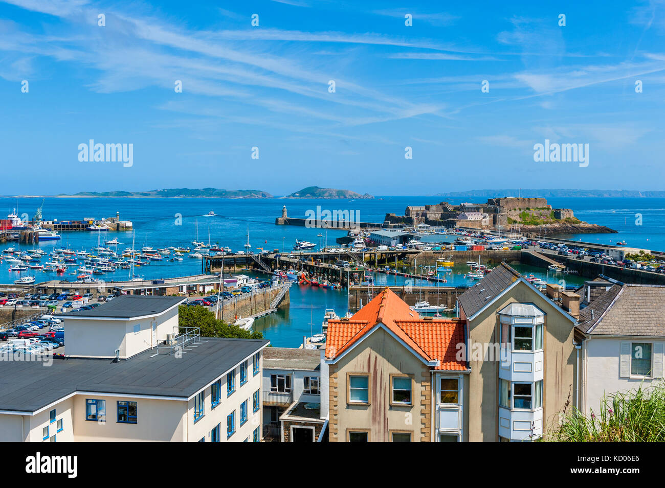Hohen winkel Blick über den Hafen von St. Peter Port, Guernsey, Channel Islands, Großbritannien. Die Inseln Herm und Sark sind in der Ferne zu sehen. Stockfoto
