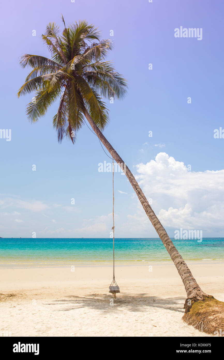 Holz- Schwingen hängen an der Beach auf Koh Kood Insel in Thailand. Stockfoto