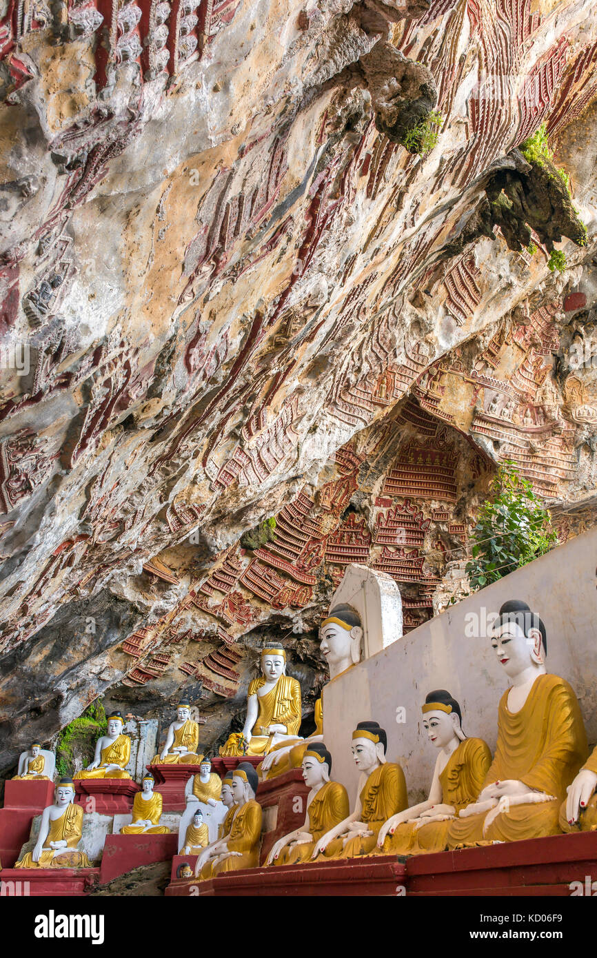 Alte Tempel mit Buddha Statuen und religiösen Carven auf Kalkstein in der heiligen Kaw Goon Höhle in der Nähe Hpa-An in Myanmar (Birma) Stockfoto