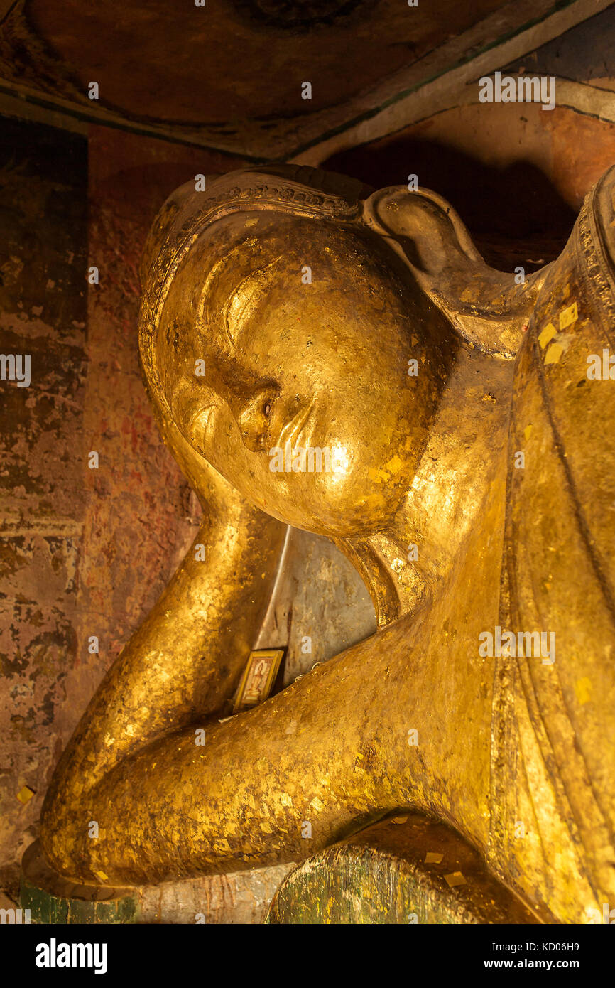 Golden liegenden Buddha Statue in Pho Win Taung Höhlen in monywa, Mandalay. Stockfoto