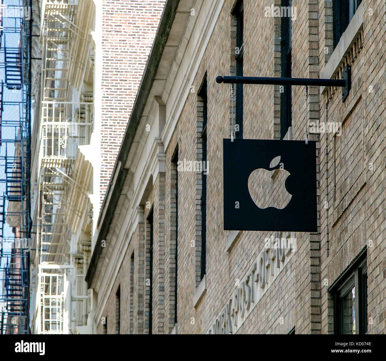 Apple Logo über dem Eingang zu ihrer Stores in SoHo ausgesetzt. Stockfoto