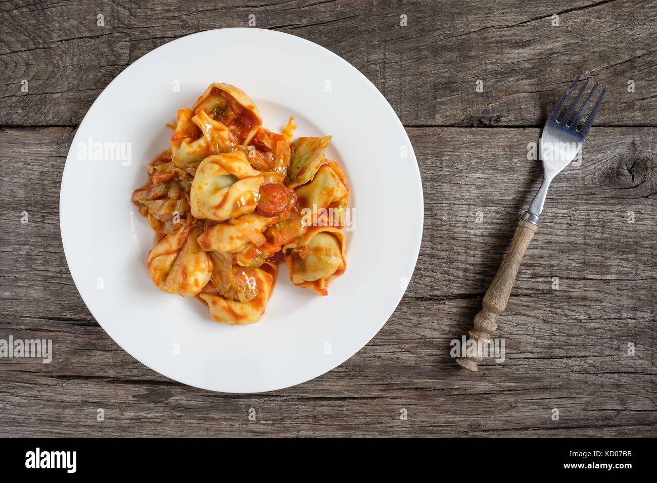 Tortellini mit Käse und Spinat füllen und Tomatensauce, Würstchen und Tomatensoße Stockfoto