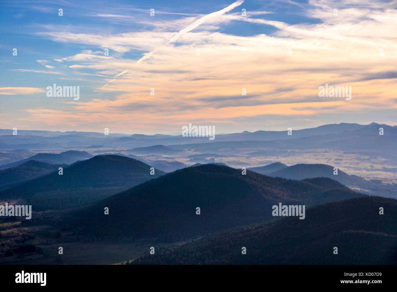 Volcans d'Auvergne au coucher de soleil Stockfoto