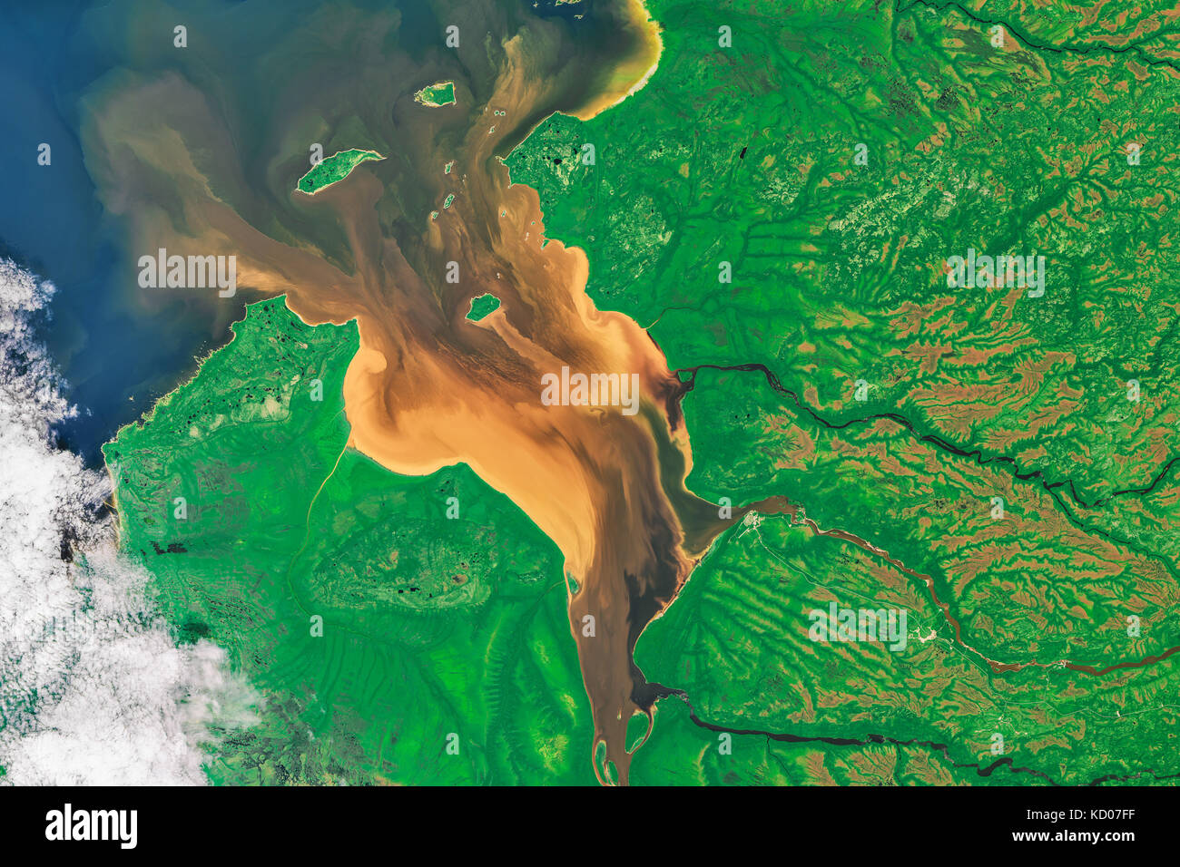 Satellitenbild von Rupert Bay im Norden von Quebec, Kanada, mit Tannin - Flecken (dunkelbraun) Fluss Wasser floss in die Bucht Stockfoto