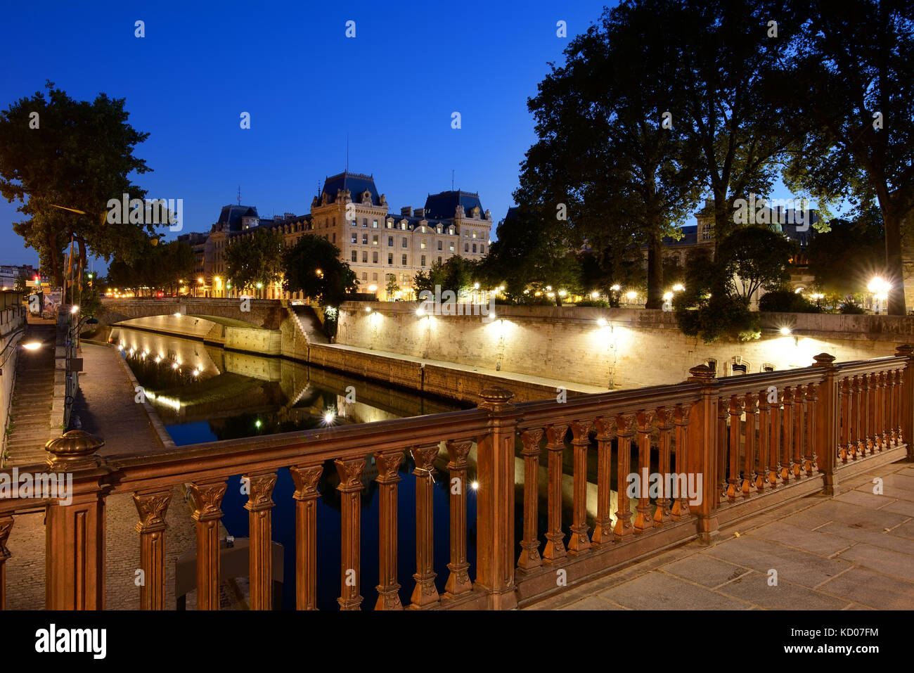 Blick auf Promenade Maurice careme von Pont au Double in der Nähe von Notre Dame de Paris, Frankreich Stockfoto