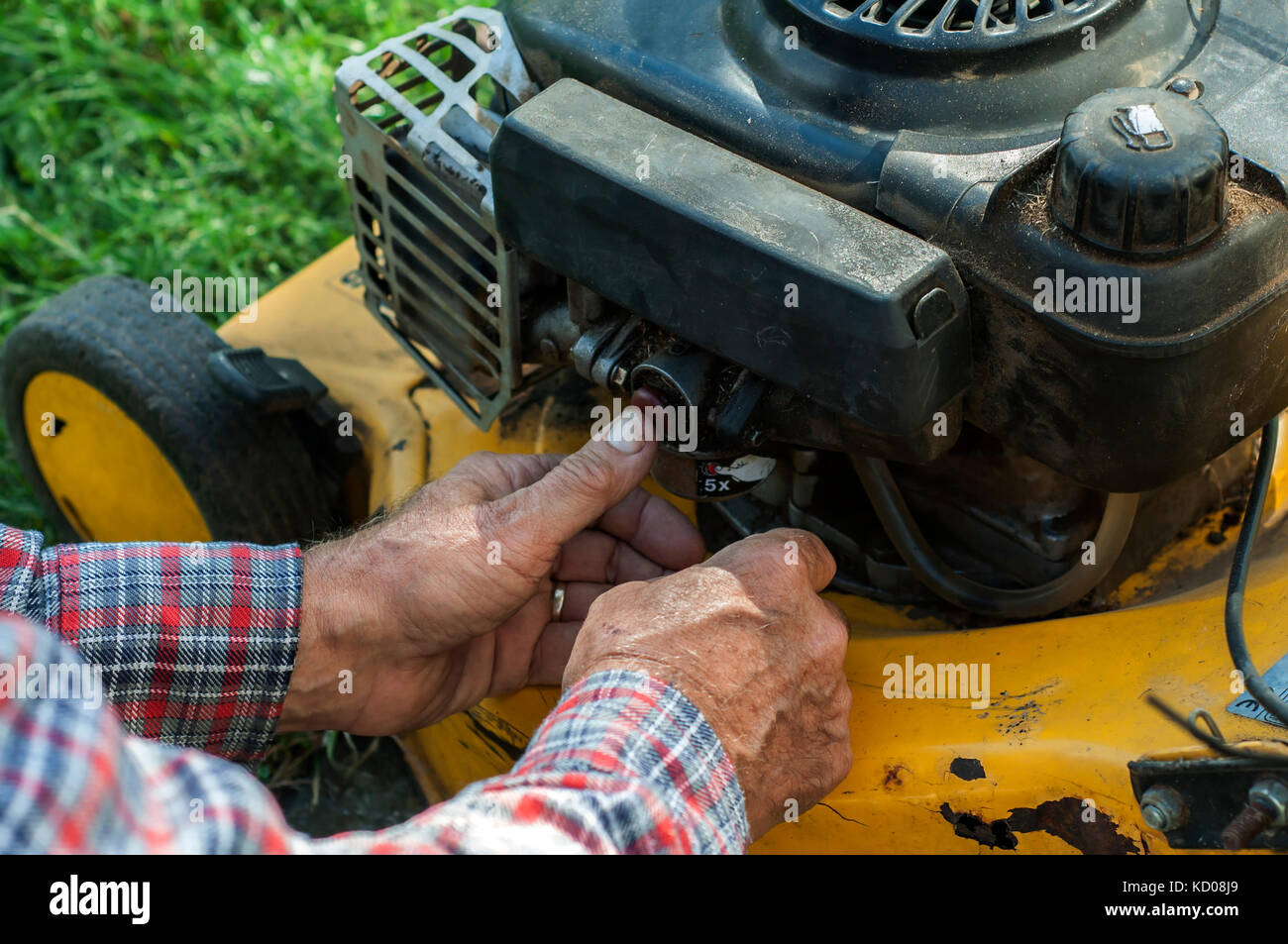 Mower repair Fotos und Bildmaterial in hoher Auflösung Alamy