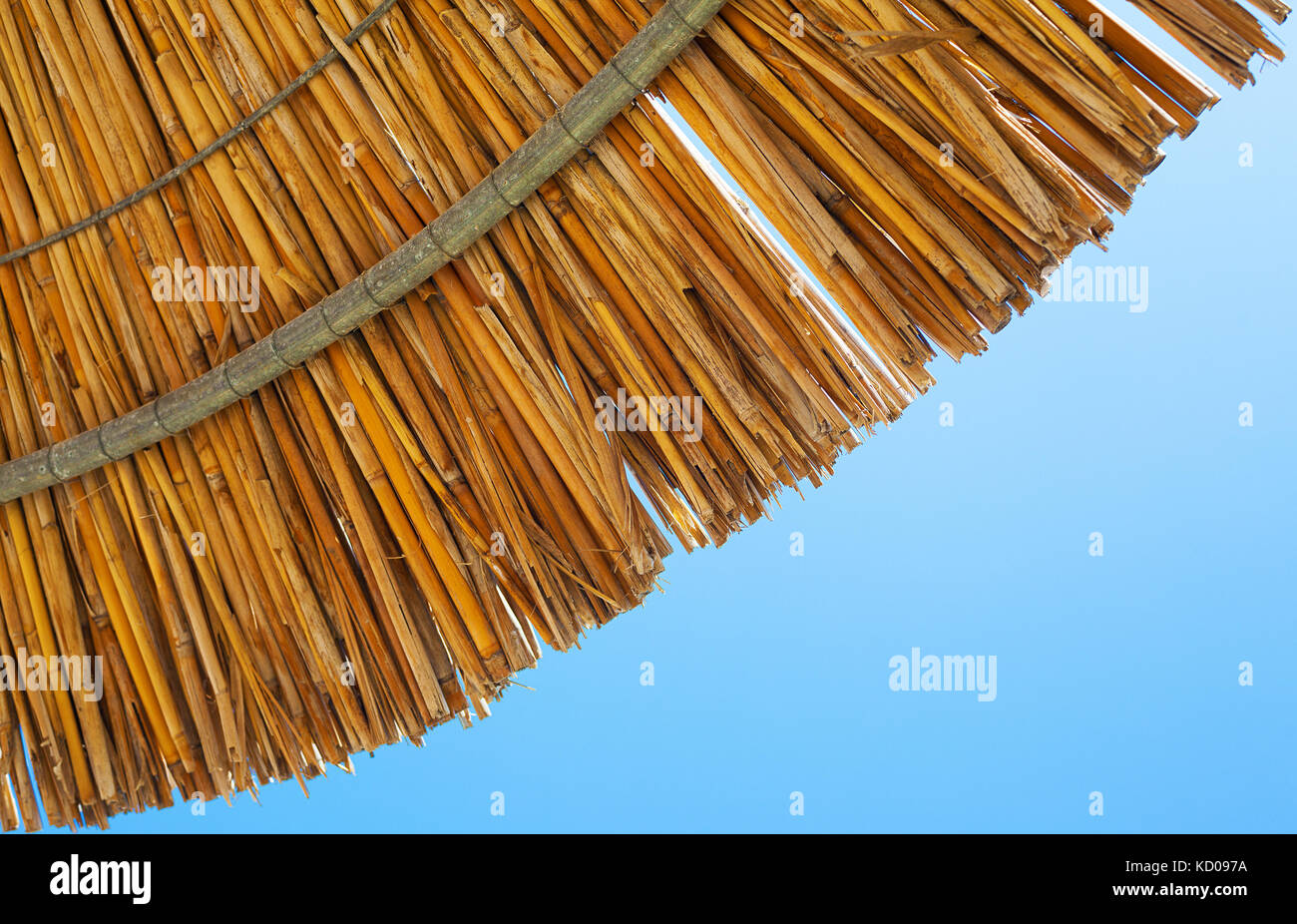 Abstrakte Komposition der Sonnenschirm aus Schilf und blauer Himmel. Stockfoto