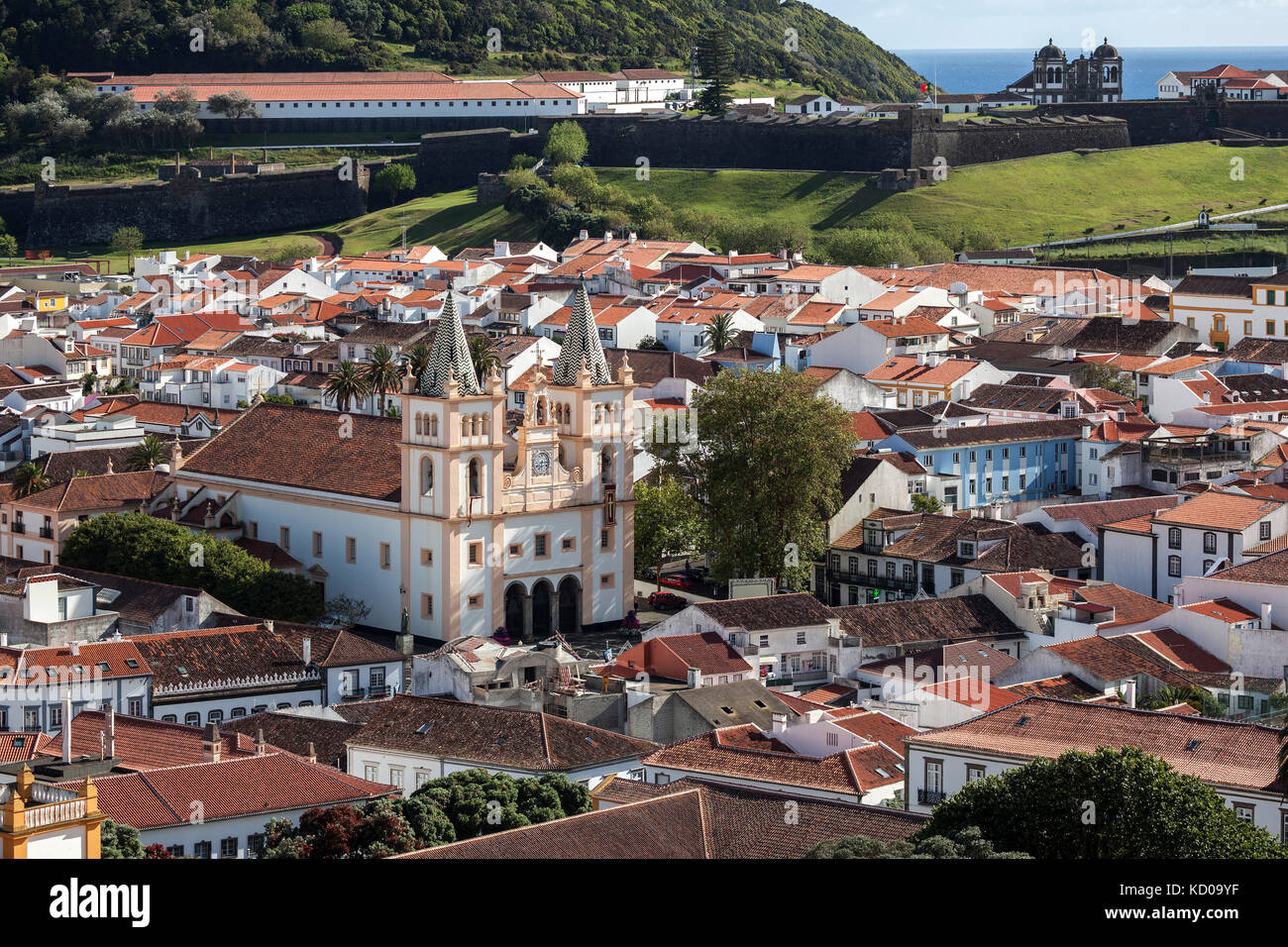 Blick aus dem Alto da Memoria in die Altstadt von Angra do Heroismo, zentrale Kathedrale, Dom, Se Catedral, Igreja de Stockfoto