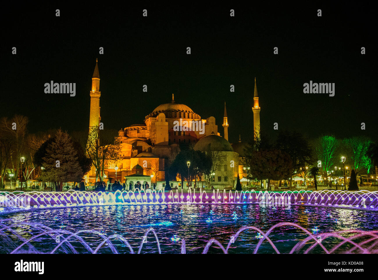 Die Hagia Sophia bei Nacht, Ayasofya, Brunnen in Sultanahmet, Sultan Ahmed Park, Istanbul, europäischen Teil, Türkei Stockfoto