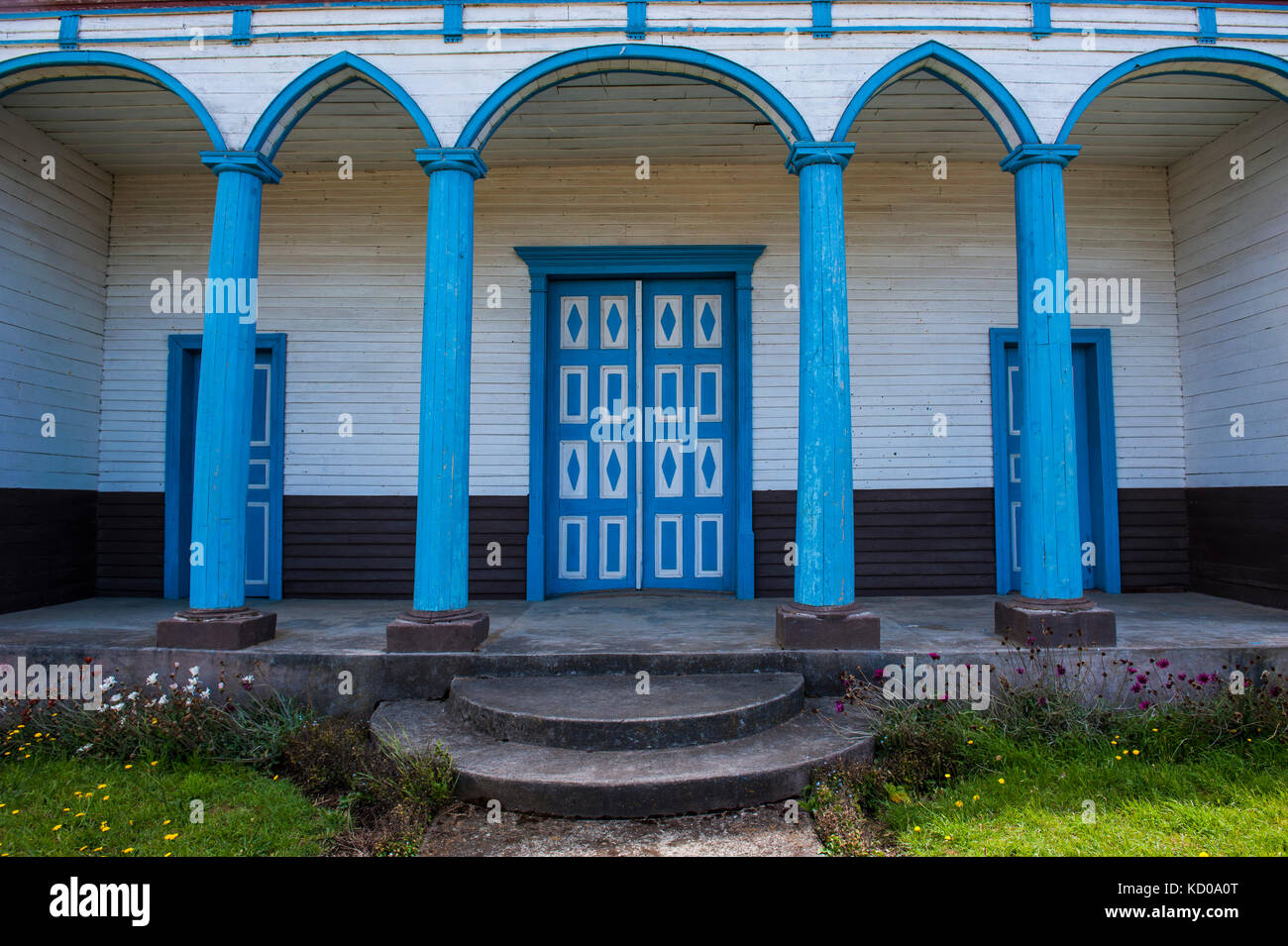 Blau lackiert Eingang zum Unesco Weltkulturerbe, Holz- Kirche von puchilco, Chiloe, Chile Stockfoto