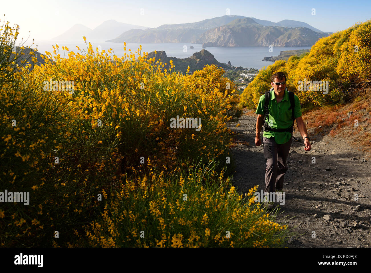 Wanderer auf dem Weg zum Gran Cratere, Vulcano Island, Liparische Inseln, Italien Stockfoto