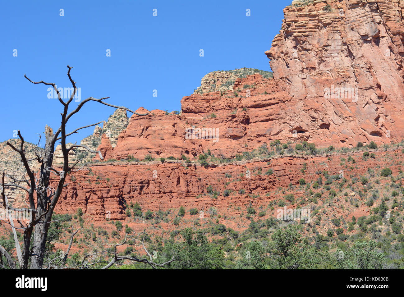 Anzeigen von Ridge line von Wanderweg in Sedona Stockfoto