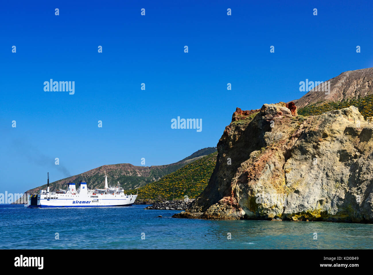 Fähre zum Hafen, Insel Vulcano, Lipari Inseln, Italien Stockfoto