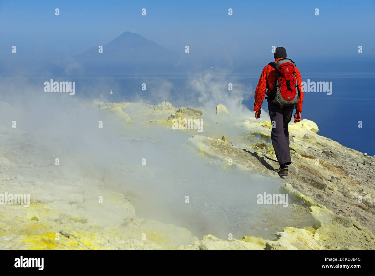 Wanderer auf dem Gran Cratere Spaziergänge durch Schwefel Fumarolen, Insel Vulcano, Liparische Inseln, Italien Stockfoto