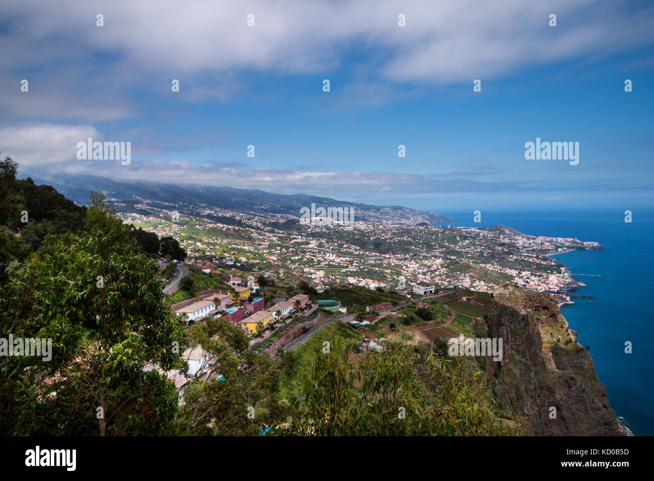 Blick auf den berühmten Cabo Girao Aussichtspunkt auf der Insel Madeira, Portugal. Stockfoto