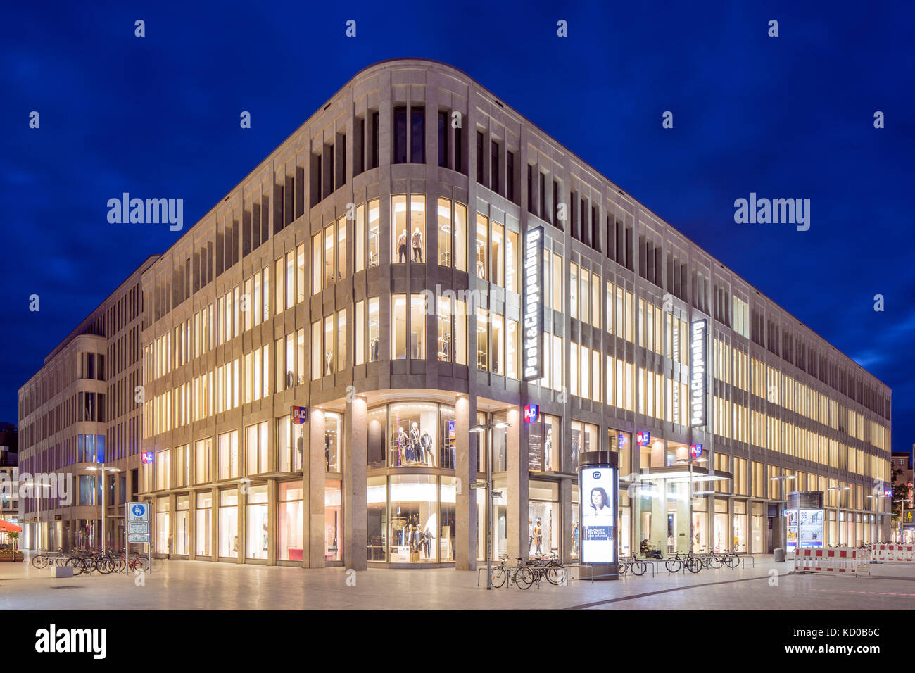 Kröpcke-Center, Büro- und Geschäftshaus, Innenstadt, Nachtszene, Hannover, Niedersachsen, Deutschland Stockfoto
