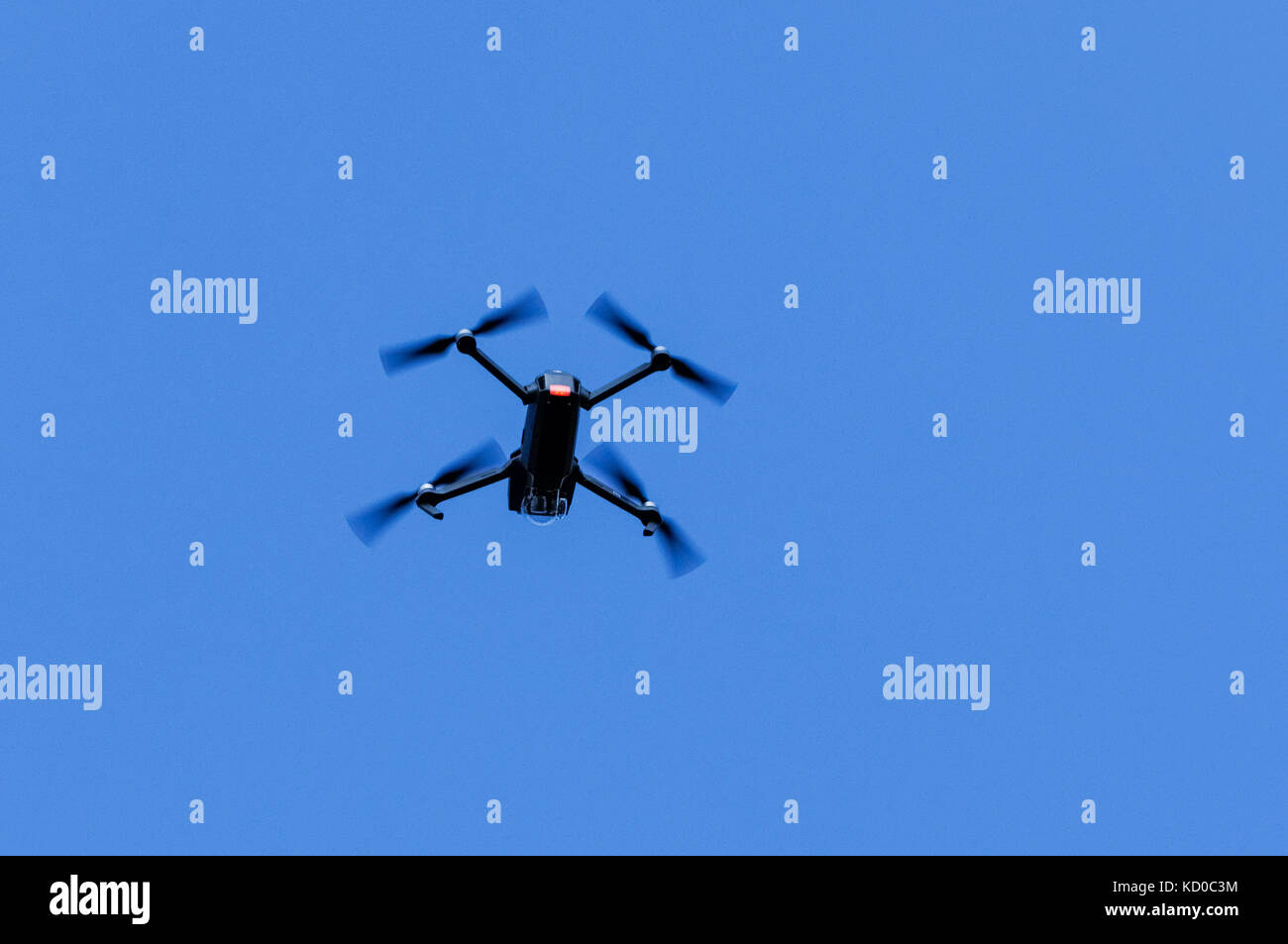 Flying drone auf klaren blauen Himmel Stockfoto