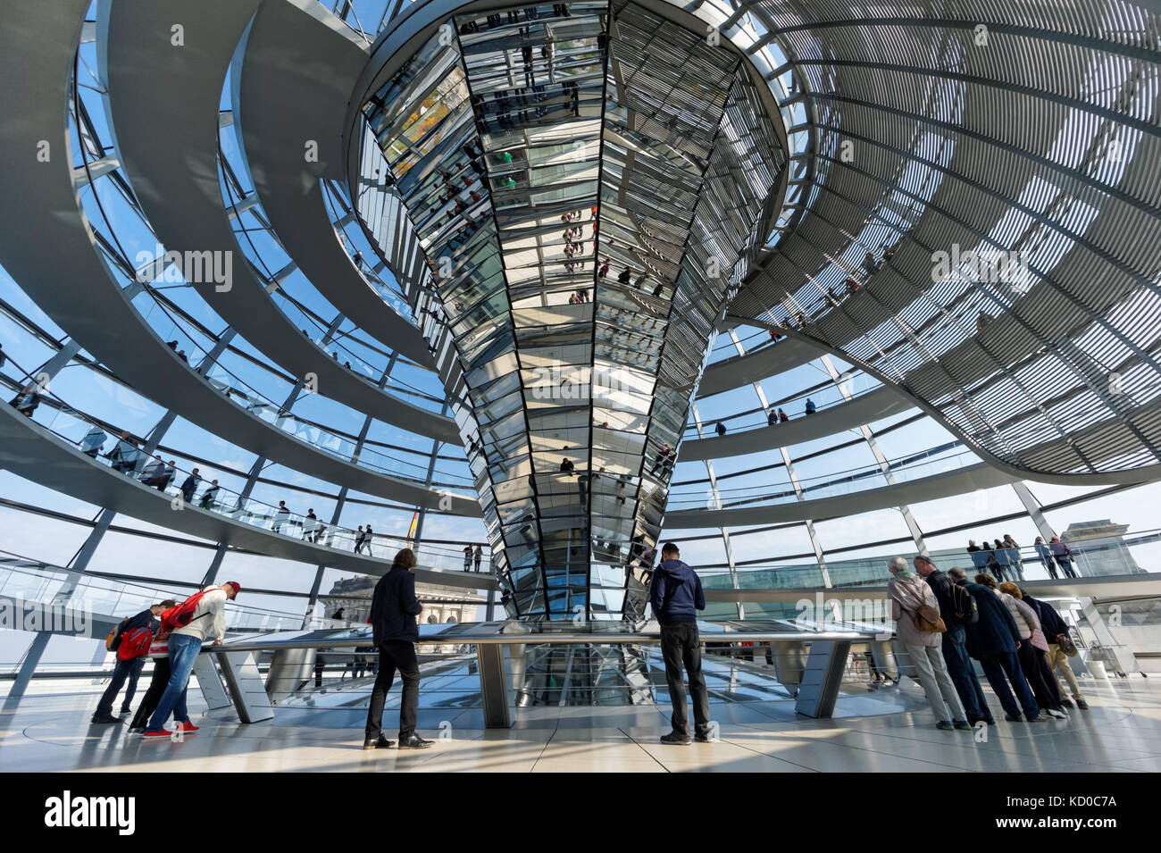 Besucher am Reichstag Kuppel in Berlin, Deutschland Stockfoto