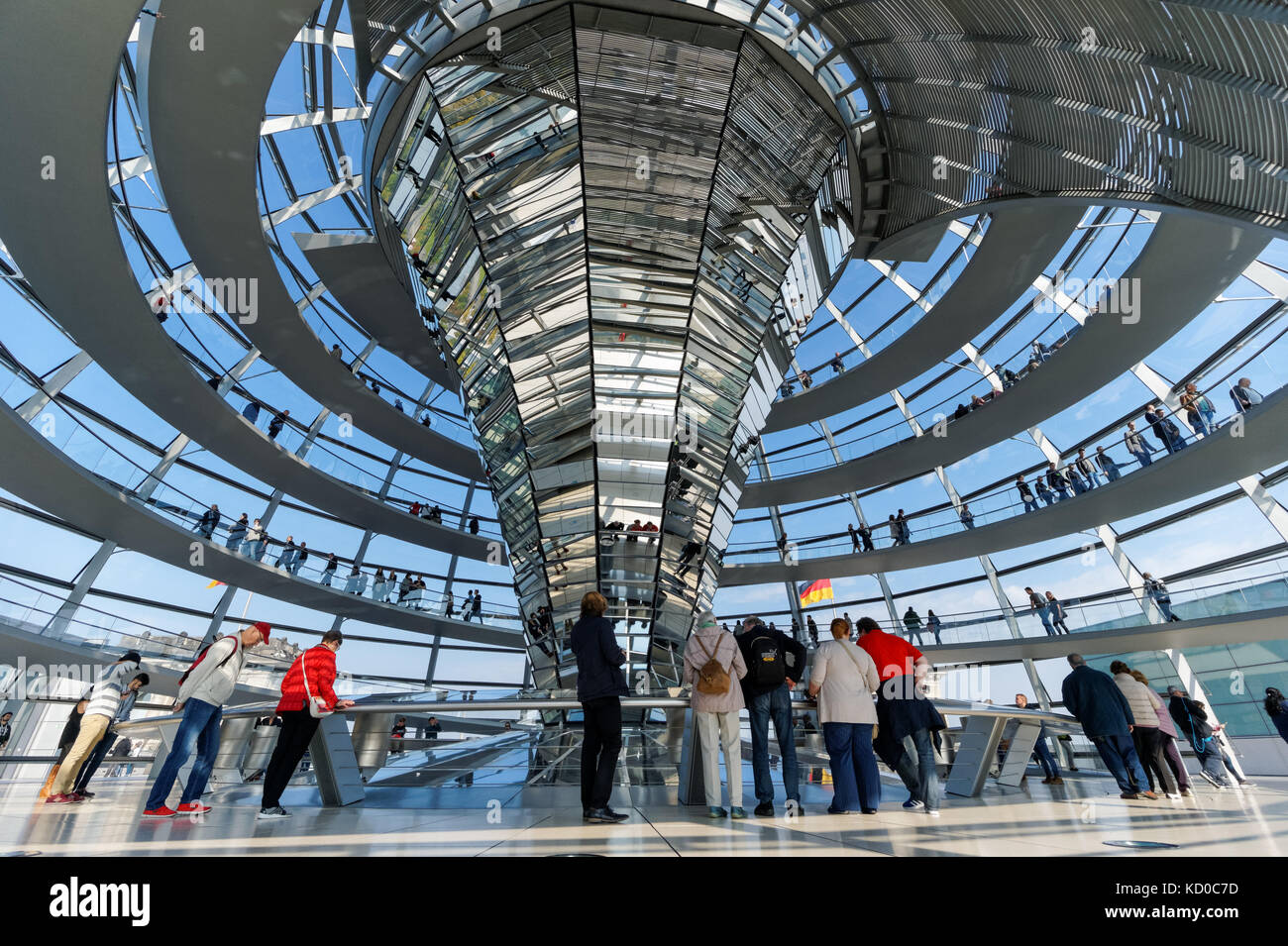 Besucher am Reichstag Kuppel in Berlin, Deutschland Stockfoto