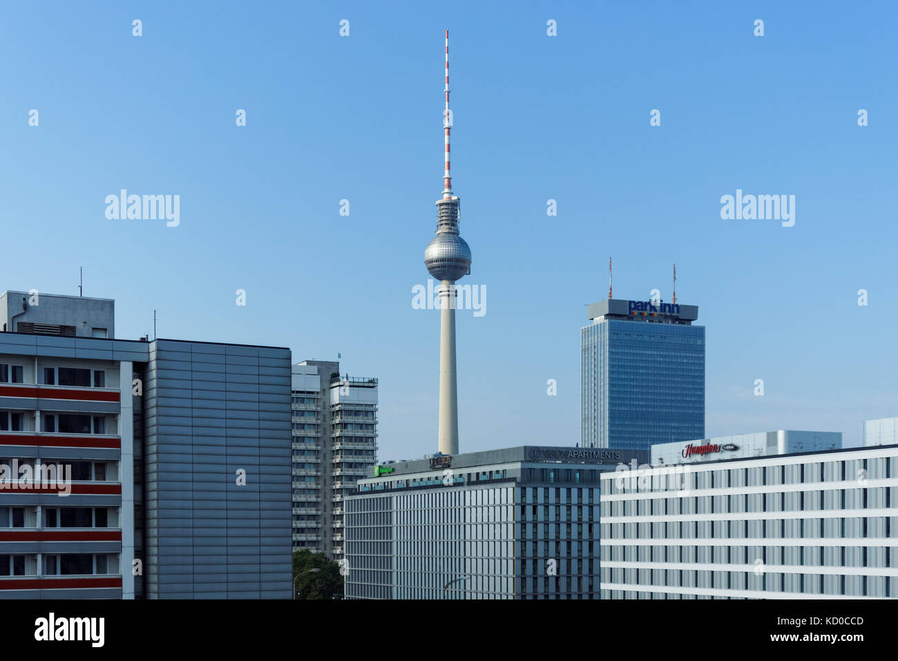 Fernsehturm und umliegende Gebäude in Berlin, Deutschland Stockfoto
