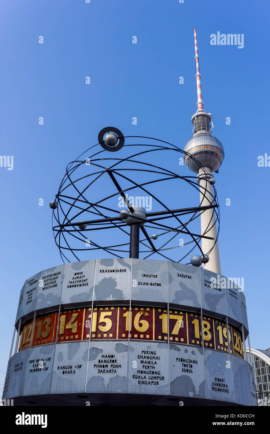 Die Weltzeituhr, die Weltzeituhr und der Fernsehturm am Alexanderplatz in Berlin Stockfoto