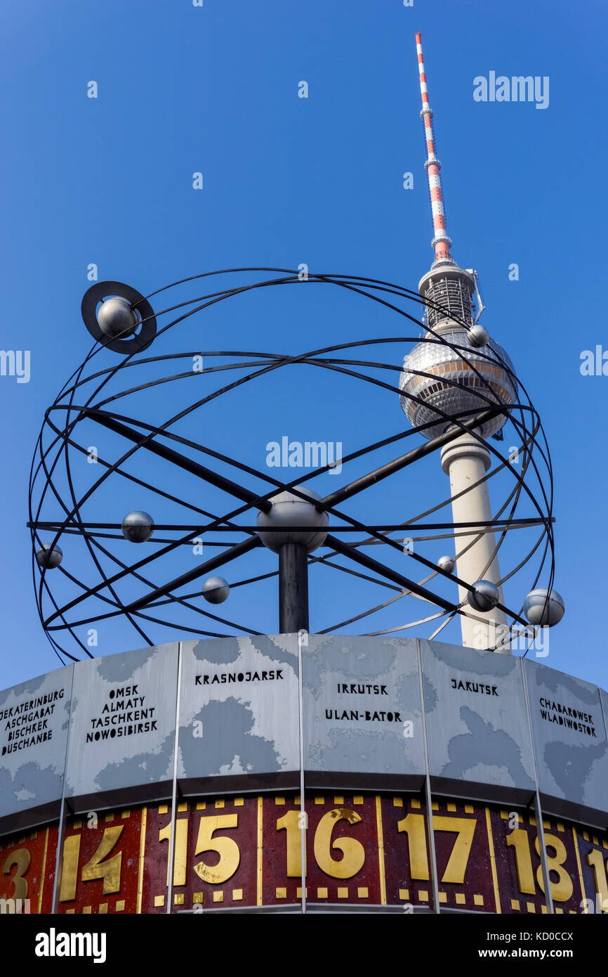 Die Weltzeituhr, die Weltzeituhr und der Fernsehturm am Alexanderplatz in Berlin Stockfoto